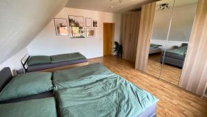 Postel nebo postele na pokoji v ubytování Ferienwohnung im Leinebogen