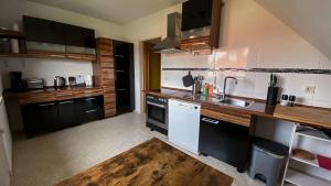 Kuchyň nebo kuchyňský kout v ubytování Ferienwohnung im Leinebogen + 9 fotografií