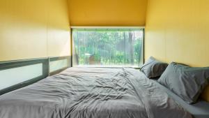 Postel nebo postele na pokoji v ubytování Bobocabin The Tavia, Puncak