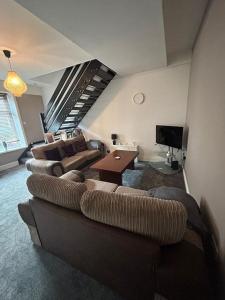 Clayton le MoorsにあるEntire House - 4 Bed - Sleeps 6のソファとテレビのあるリビングルーム