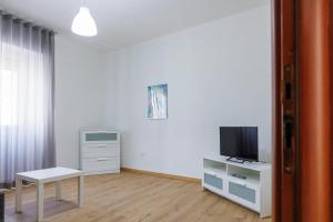 a living room with a tv and a table at Casa Vacanza Iolanda in Mafalda