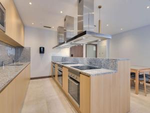 马拉加Livensa Living Studios Málaga Feria的厨房配有花岗岩台面和炉灶