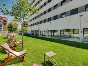 Livensa Living Studios Málaga Feria外面的花园