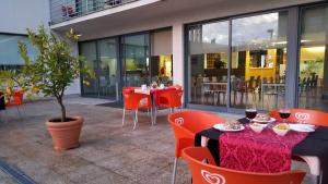 Um restaurante ou outro lugar para comer em Hotel Jose Alberto