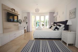 En eller flere senge i et værelse på Villa with fabulous Barbeque House + 37 billeder