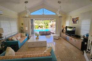 Et opholdsområde på Villa with fabulous Barbeque House