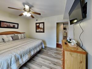 a bedroom with a bed and a ceiling fan at Paradise Pines Whispering Pines 133 in Pigeon Forge