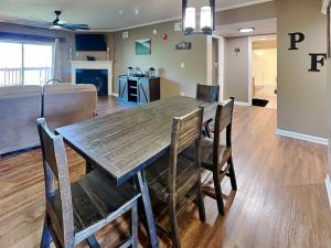 Nhà bếp/bếp nhỏ tại Peaceful River View Cedar Lodge 604