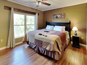 Giường trong phòng chung tại Peaceful River View Cedar Lodge 604