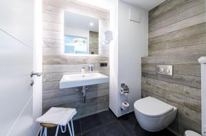 Ένα μπάνιο στο 5 Sterne Strandräuber in Wustrow - Balkon, Sauna & Ostsee +15 φωτογραφίες
