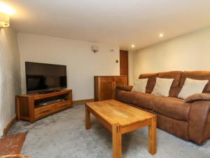 比迪福德The Cottage的配有沙发和平板电视的客厅