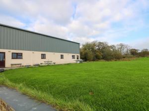 比迪福德The Cottage的一座大型建筑，旁边是一大片绿地。