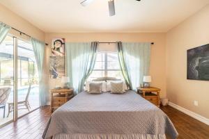 Postel nebo postele na pokoji v ubytování Cheerful 4 bedrooms 3 bath pool in a quiet neighborhood + 71 fotografií