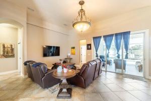 TV a/nebo společenská místnost v ubytování Cheerful 4 bedrooms 3 bath pool in a quiet neighborhood