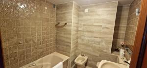 ein Badezimmer mit Badewanne, Toilette und Waschbecken in der Unterkunft La Casona de Cangas - Para 12 pax - VV-3200-AS in Cangas de Onís