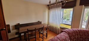 ein Esszimmer mit Tisch und Couch in der Unterkunft La Casona de Cangas - Para 12 pax - VV-3200-AS in Cangas de Onís + 16 Fotos