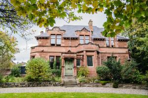 una vecchia casa in mattoni con porta verde di Netherbrae a Edimburgo