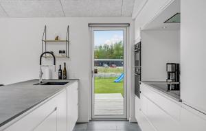 Η κουζίνα ή μικρή κουζίνα στο Gorgeous Home In Glesborg With Kitchen