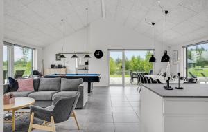 Χώρος καθιστικού στο Gorgeous Home In Glesborg With Kitchen