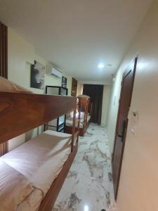 Ένα ή περισσότερα κρεβάτια σε δωμάτιο στο JMC4 Bunks near Alona Beach Bohol