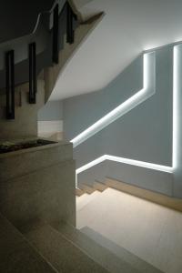 una scala in un edificio con luci di The Cale - Antero de Quental 31 a Porto