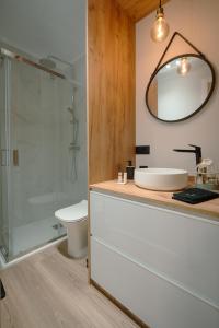 un bagno con un water, un lavandino e uno specchio di The Cale - Antero de Quental 31 a Porto
