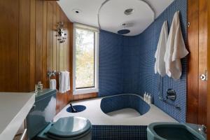 Un baño con bañera, inodoro y lavabo. en Quarry House Mid-Century Modern, en Haddam 63 fotos más
