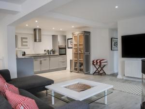 una sala de estar con un sofá y una mesa en Lower Court House, en Salcombe 15 fotos más