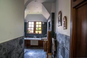 un bagno con lavandino e vasca da bagno di Netherbrae a Edimburgo