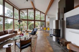 Una sala de estar con un sofá y una chimenea. en Quarry House Mid-Century Modern, en Haddam