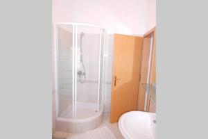 Kúpeľňa v ubytovaní Holiday Home with free parking by the beach