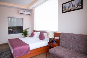 Postel nebo postele na pokoji v ubytování Hotel Sagar Residency - Best Mountain View Hotel in Palampur