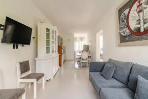 a living room with a couch and a tv at Villa Vintage. in Boca Chica