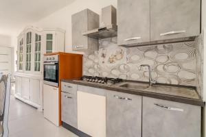 a kitchen with a sink and a stove top oven at Villa Vintage. in Boca Chica