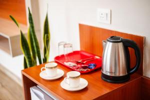 Příslušenství pro přípravu čaje a kávy v ubytování Hotel Sagar Residency - Best Mountain View Hotel in Palampur