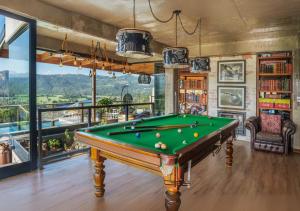 una sala de billar con una mesa de billar en CLOUD 9 - KNYSNA DREAM HOME, en Knysna