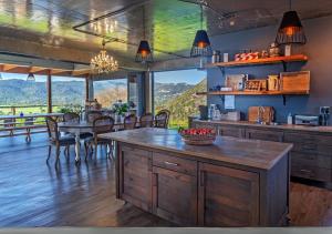 cocina con mesa y comedor con vistas en CLOUD 9 - KNYSNA DREAM HOME, en Knysna