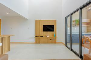 un soggiorno con una TV a parete di GB112 - Belo Apartamento Duplex 4 suítes - Guarajuba a Monte Gordo