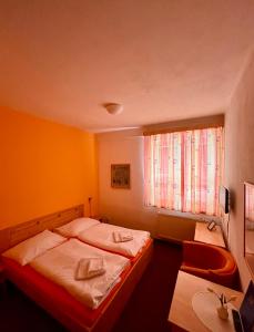 Postel nebo postele na pokoji v ubytování hotel Sádek