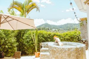 a little girl sitting in a fountain in a yard at Guané Glamping Ecolodge Jacuzzi Privado Oriente Antioqueño in Guarne