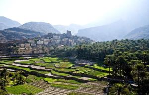 een uitzicht op een resort met bergen op de achtergrond bij Mahalli Balad Sayt Heritage Inn in Bilād Sayt