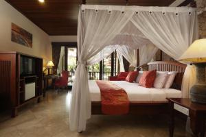Postel nebo postele na pokoji v ubytování Bali Tropic Resort & Spa - CHSE Certified