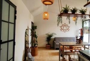 a living room with a couch and a table with plants at Guané Glamping Ecolodge Jacuzzi Privado Oriente Antioqueño in Guarne