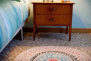 una camera con letto, cassettiera e tappeto di Garibaldi R&B a Messina