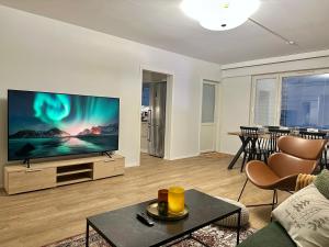 Μια τηλεόραση ή/και κέντρο ψυχαγωγίας στο Aurora City View Suite