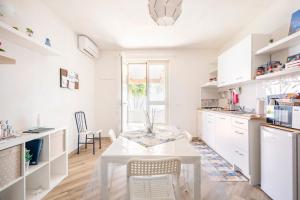 A kitchen or kitchenette at Appartamento Turistico L'ulivo