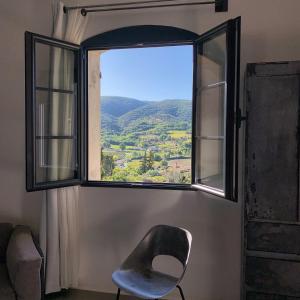 ein Stuhl vor einem Fenster mit Aussicht in der Unterkunft Metafort in Méthamis + 32 Fotos