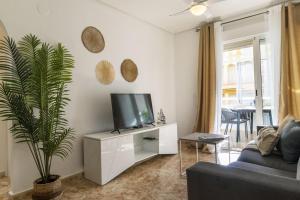 Televízia a/alebo spoločenská miestnosť v ubytovaní Apartamento Pink Medsea