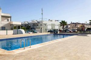 una piscina frente a unos edificios en Bungalow Pink Oasis - Winter by the Sea, en Alicante