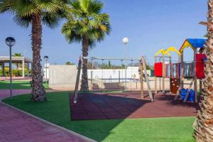 un patio de recreo en un parque con palmeras en Bungalow Pink Oasis - Winter by the Sea, en Alicante 42 fotos más
